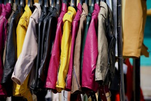 Vor allem der Verkauf von Kleidung und Büchern funktioniert über Soziale Netzwerke meist besser, als über Ebay & Co. Vor allem der Verkauf von Kleidung und Büchern funktioniert über Soziale Netzwerke meist besser, als über Ebay & Co.