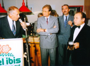 Der früheren Bundesminister Dr. Christian Schwarz-Schilling im Gespräch mit seinem vertrauten Ansprechpartner Prof. Hermanni und den früheren CDU-Generalsekretär und Bundesminister Dr. Heiner Geißler im Jahr 1987, wie er Prof. Hermanni für seine fünfjährige Arbeit als Abteilungsleiter Medienpolitik der CDU-Bundesgeschäftsstelle offiziell dankte.