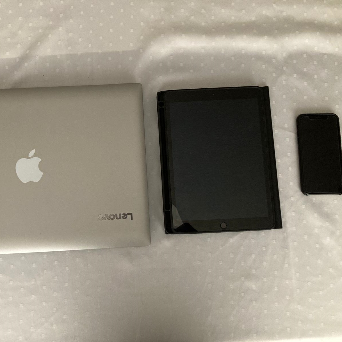 Drei mobile Computer: Ein Laptop, ein Tablet und ein Smartphone