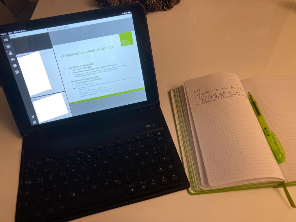 Das Tablet als Computer während einer Online-Vorlesung