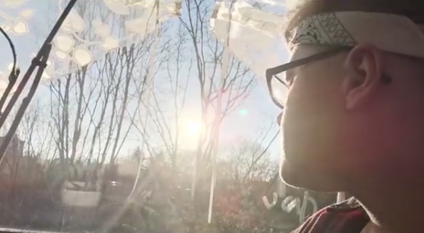 Junge aus Filmtagebuch zum Corona-Lockdown
guckt aus Fenster im Bus