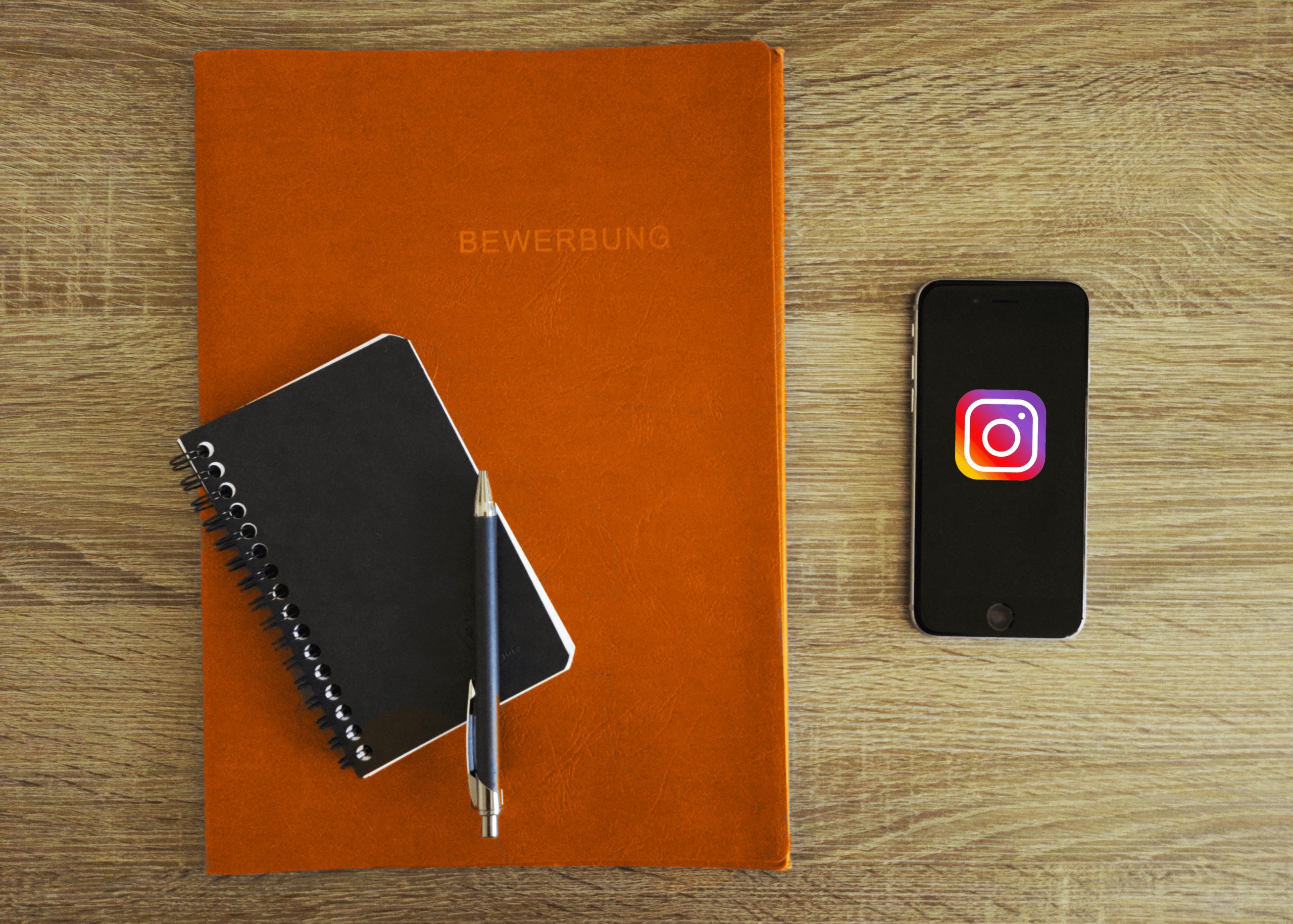 Instagram Recruiting: Bewerbungsunterlagen und Smartphone
