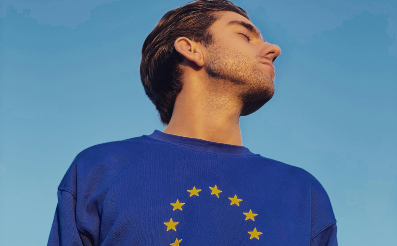 Mann mit europäischer Flagge auf dem Pullover